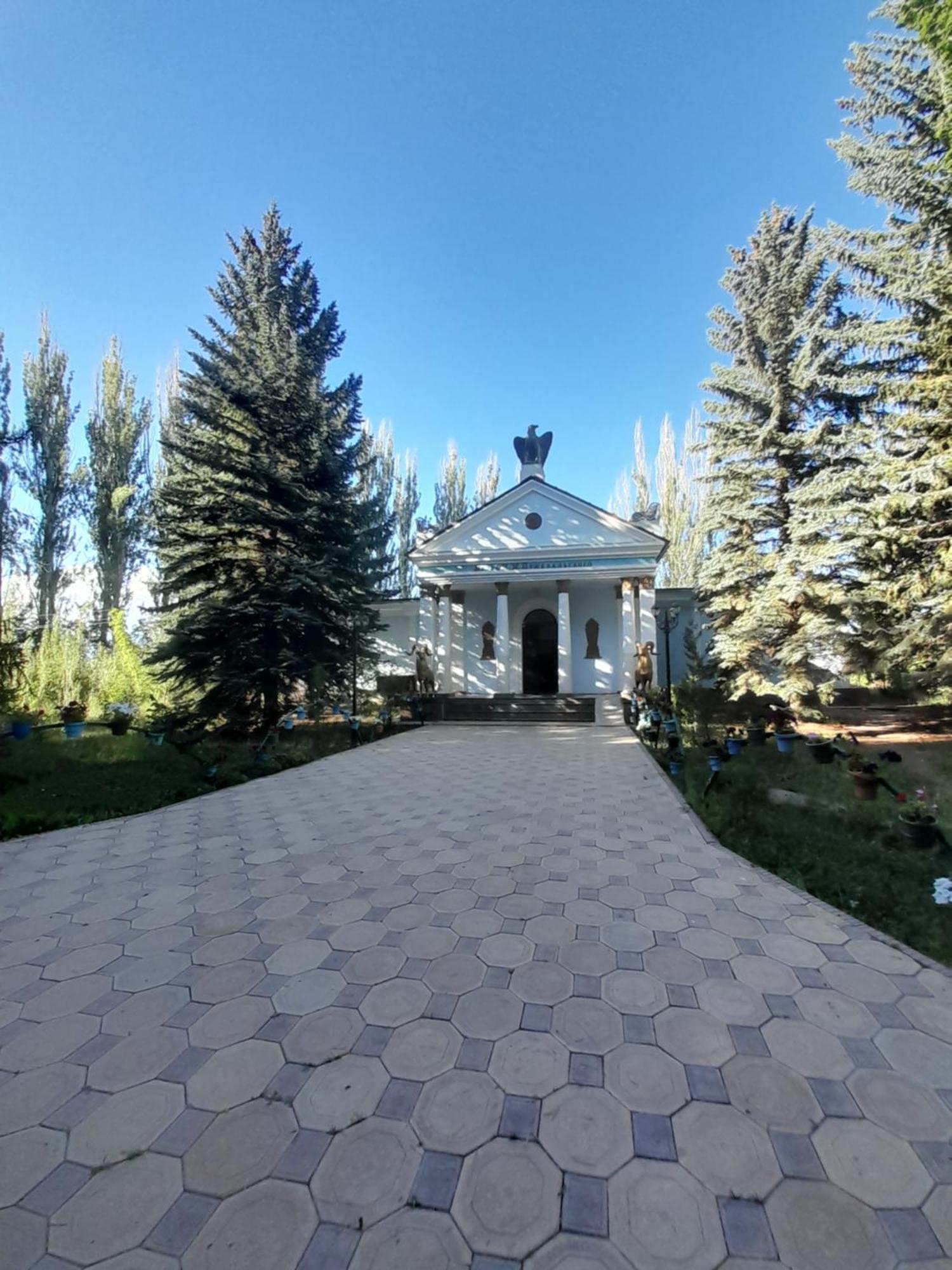 Waterfall In The Yard Karakol Bagian luar foto